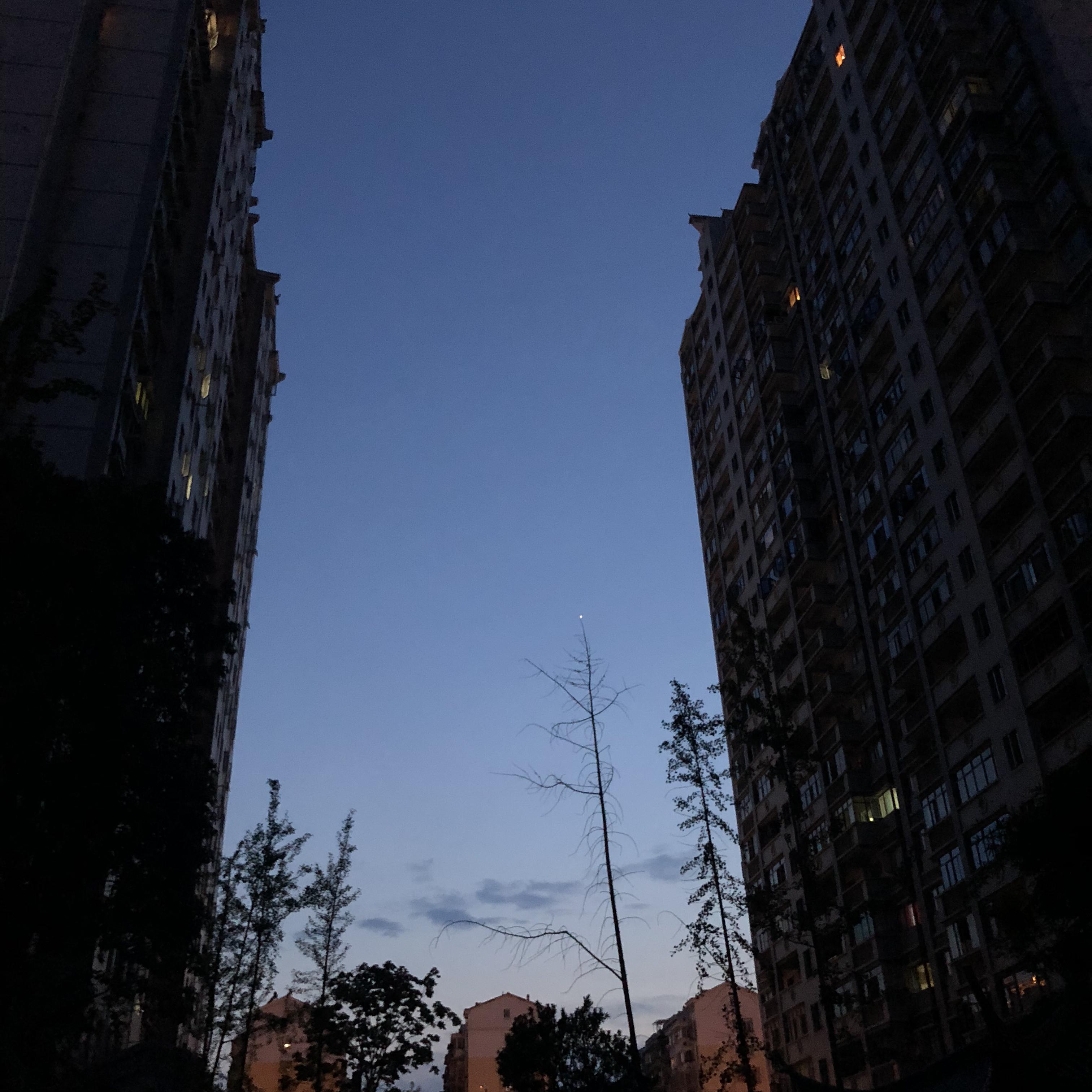 街头晚风带走炙热的瞬间