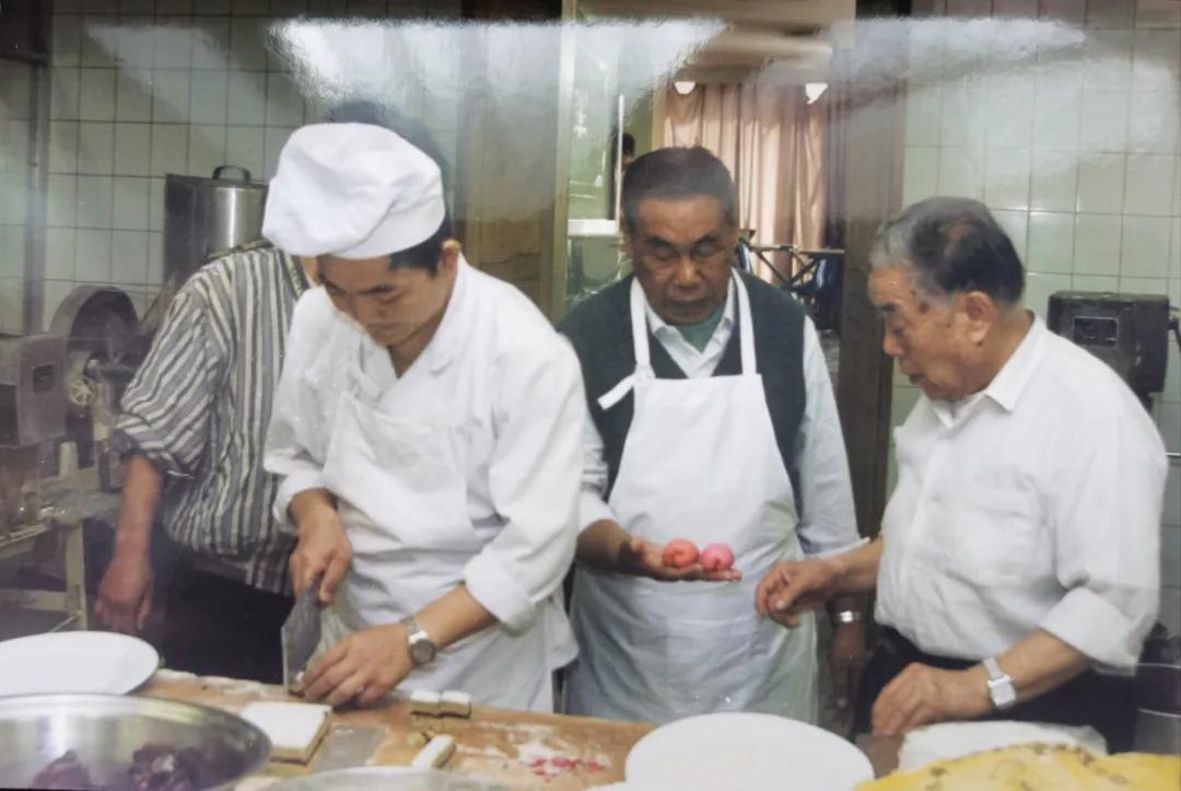 挖掘传统餐饮特殊烹饪方式，领略经典力量，经典菜品的传承与创新探索