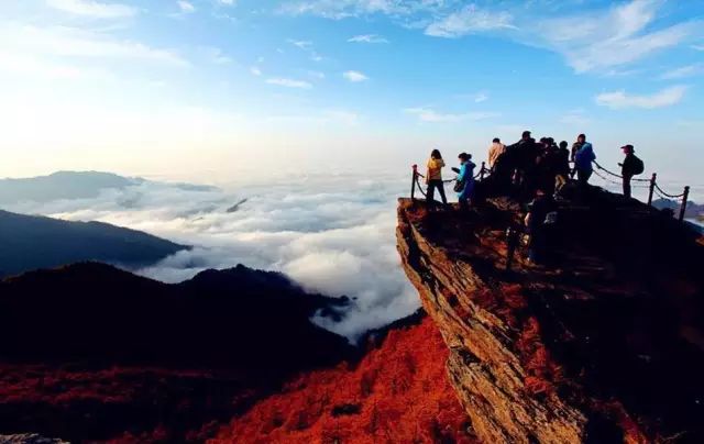 高山下的宁静天地，清新空气弥漫