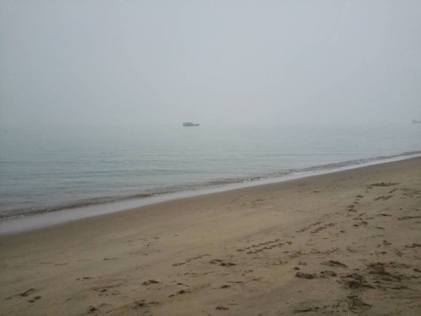 沙滩足迹，海浪轻抹，记忆犹存