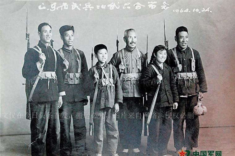 传统服饰细节揭示身份标识