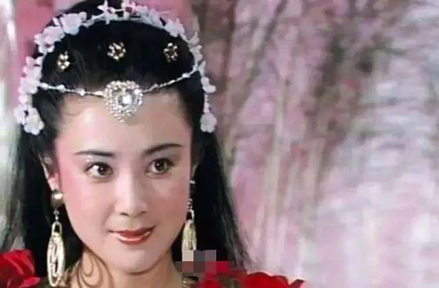 王丽坤离婚后首度亮相，坦然面对，勇敢重新出发