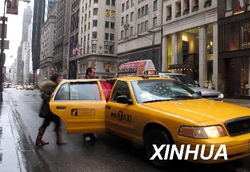 上海街头出租车遭遇前后夹击惊险瞬间