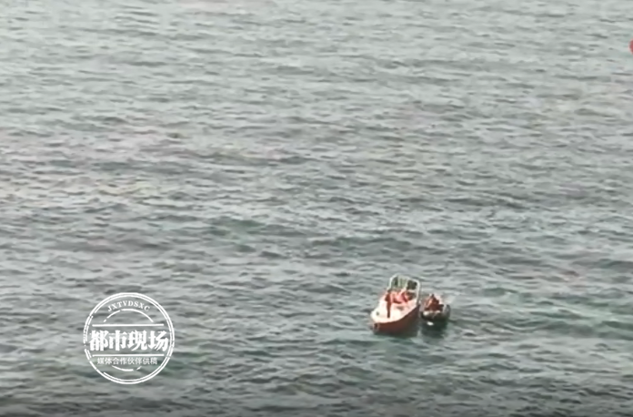 旅游悲剧敲响警钟，拍照安全不可忽视，女子因拍照不慎坠海溺亡