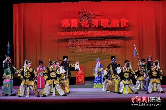 民间剧团表演，社会情感与智慧的展现