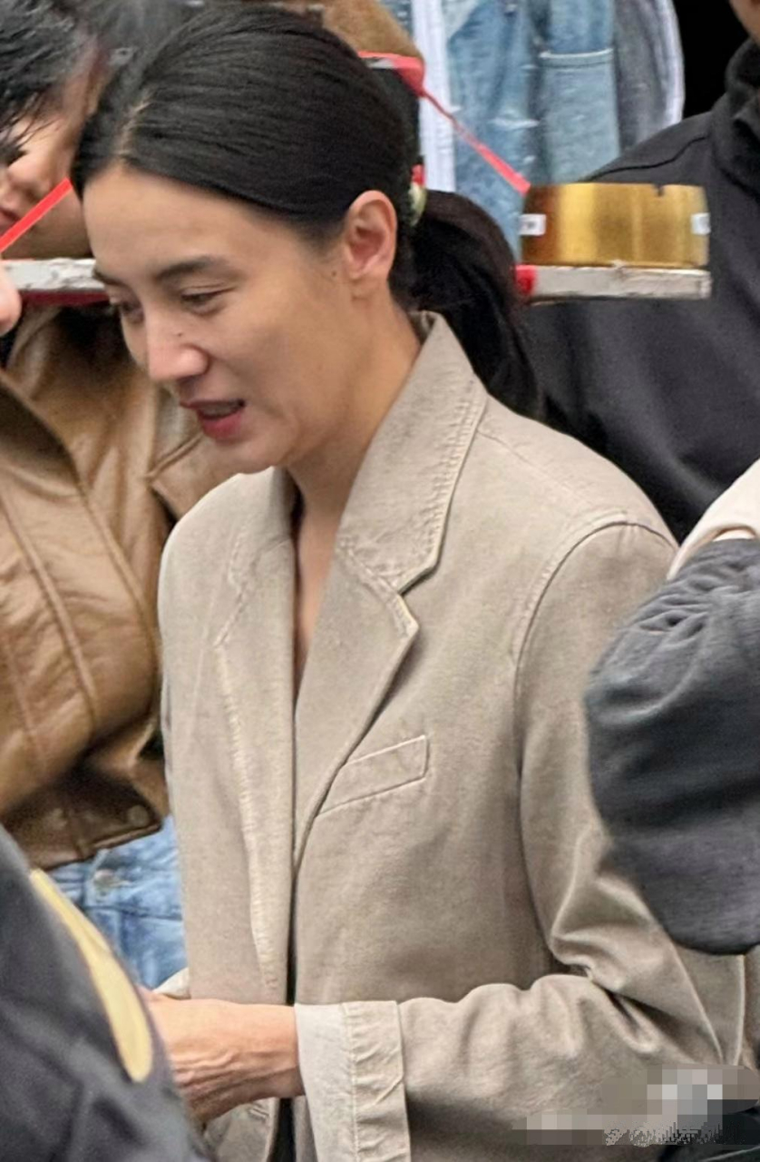 宋佳素颜出镜，展现真实坚韧的沧桑之美