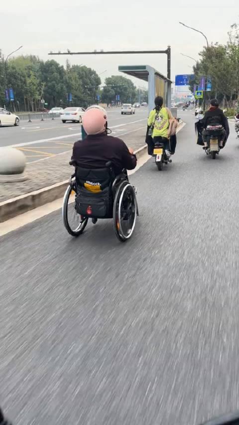 男子轮椅飞驰破常规，非凡的高速旅程