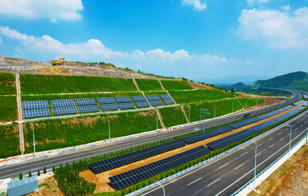 太阳能高速公路试验成功，绿色革新里程碑，绿色出行再添新亮点