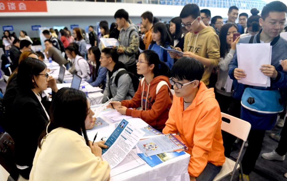 应届毕业生求职困境，实习经验成为新就业门槛的挑战