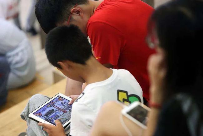 未成年人短视频沉迷现象引发家庭教育热议