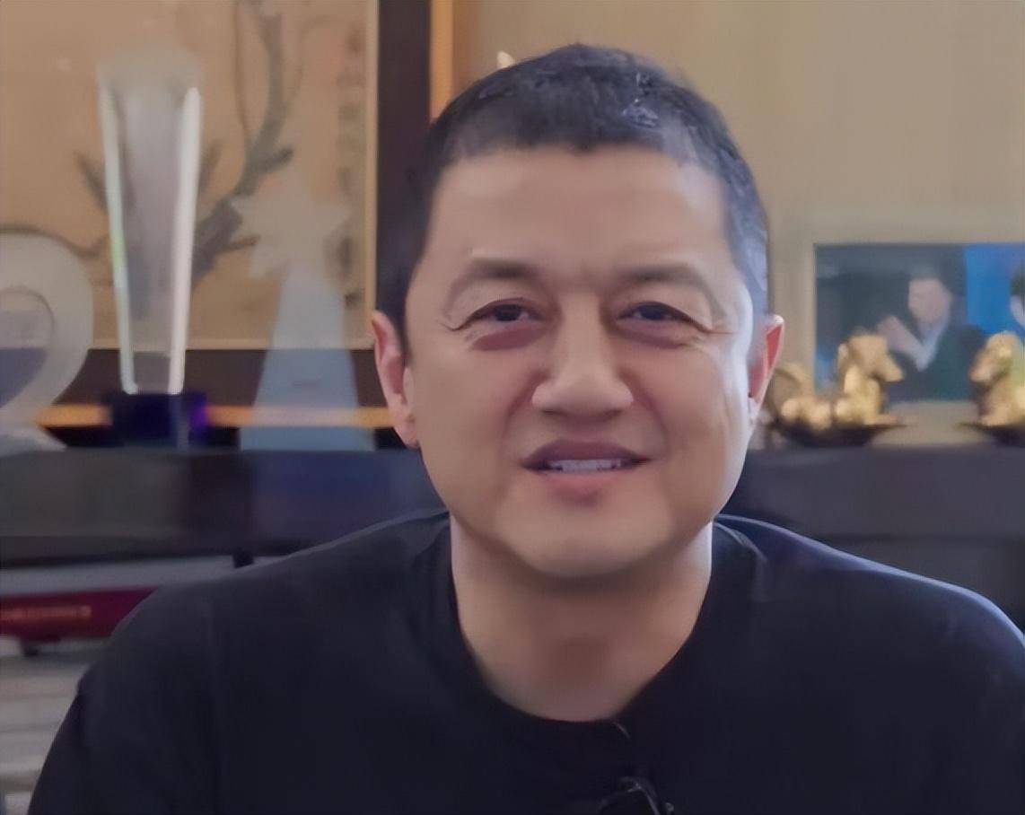 李亚鹏卖拎壶冲酒背后的故事与争议揭秘
