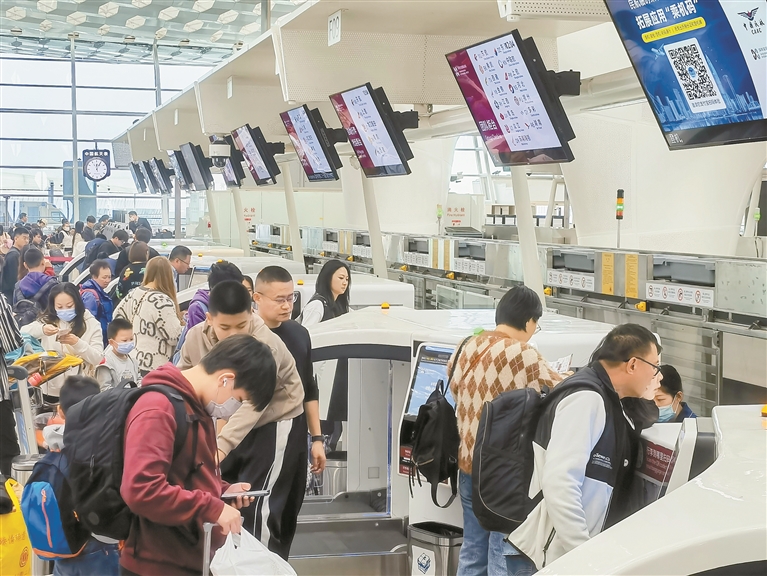 深圳机场航班量创新高，航空枢纽的繁荣与挑战