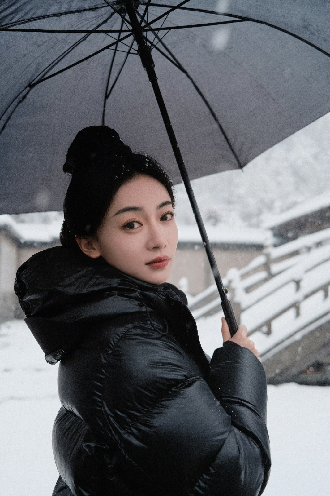 吴谨言雪地孕肚转圈，挑战与勇气的绽放