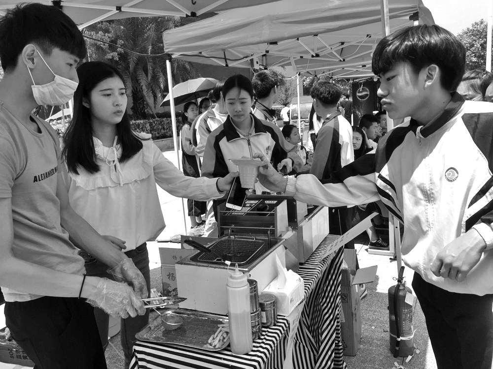 高校摆摊文化盛行，创业氛围融入日常生活