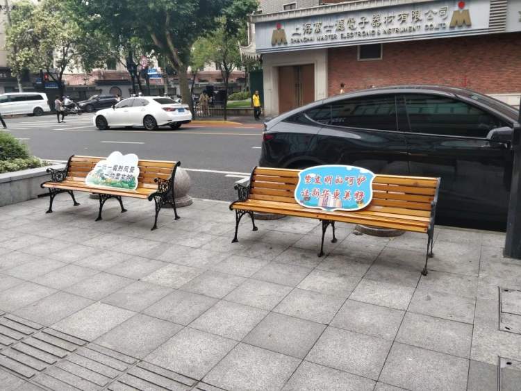 多功能城市公共座椅亮相，智能充电引领新潮流趋势