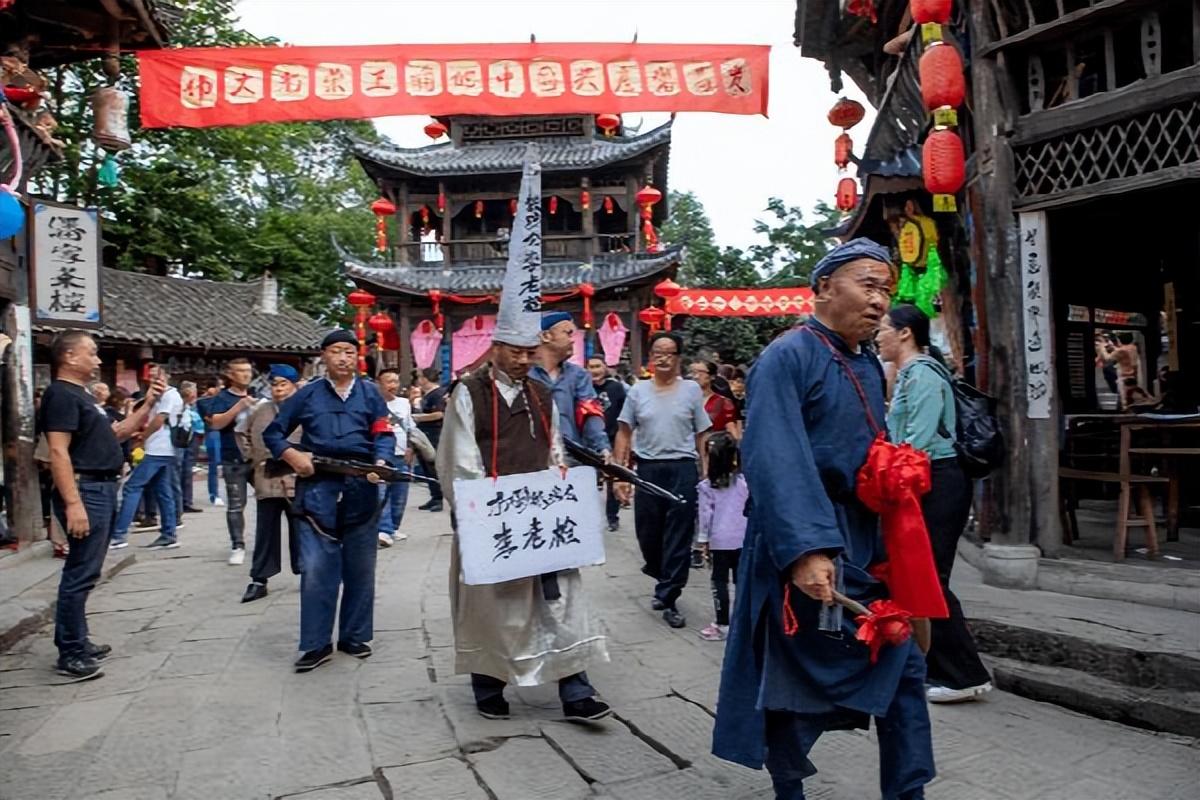 小镇风情，地方文化与生活态度的交融展现