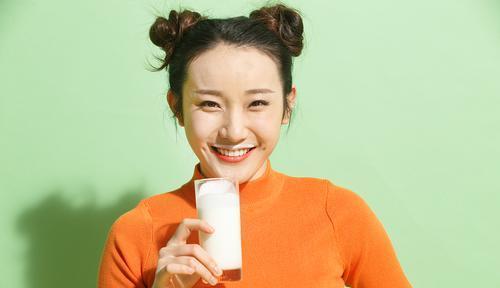 睡前食物与睡眠质量的密切联系