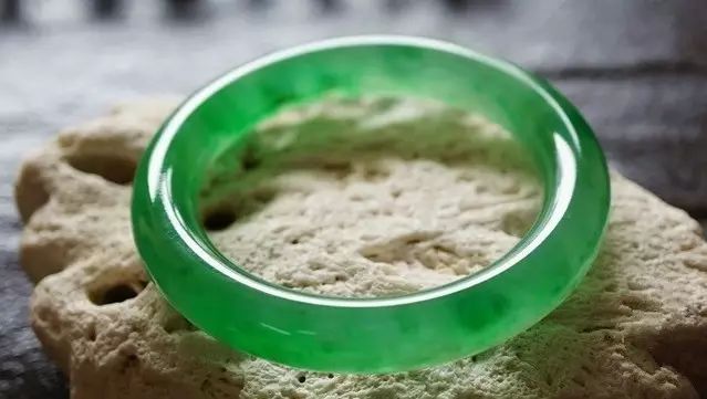 女子巨款赌石遭遇退款风波，手镯背后的故事揭秘