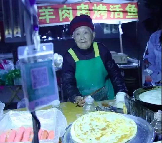 90岁奶奶摆摊寒冬，励志故事唤醒年轻一代