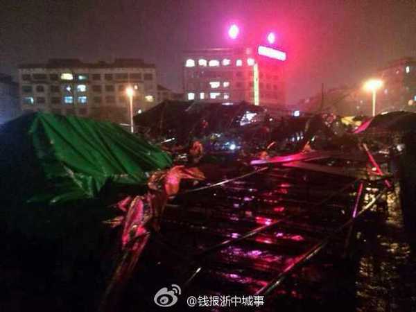 浙江戏台演出突发坍塌事故，多人跌落惊魂未定——现场紧急救援与事故调查展开