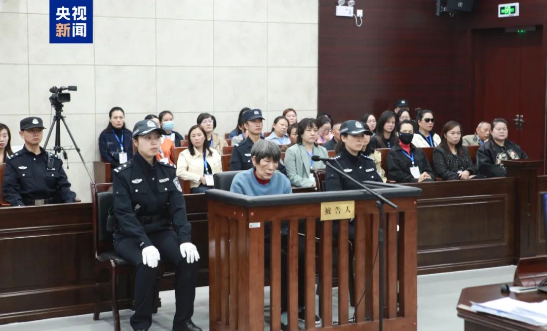 余华英庭审内外的情感波动，嚣张与落泪，人性的反思与复杂