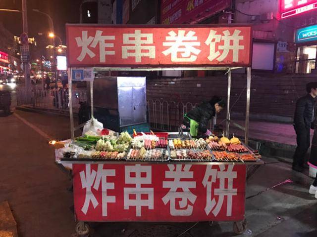 深夜街头炸串摊位的舞蹈梦，一位99后女子的不平凡故事