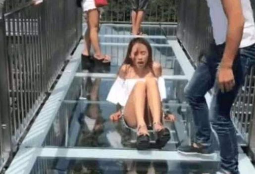 余华英的艰难时刻，恐惧、腿软与泪目的被押走瞬间