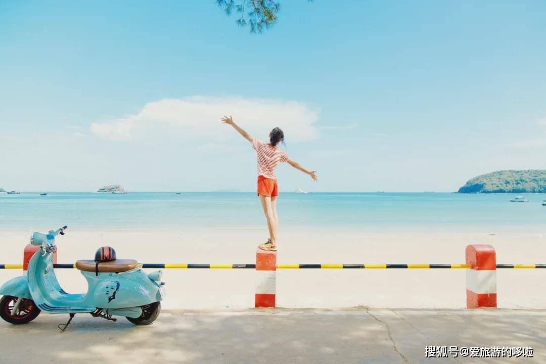 温暖阳光下的蓝色海面波澜轻舞