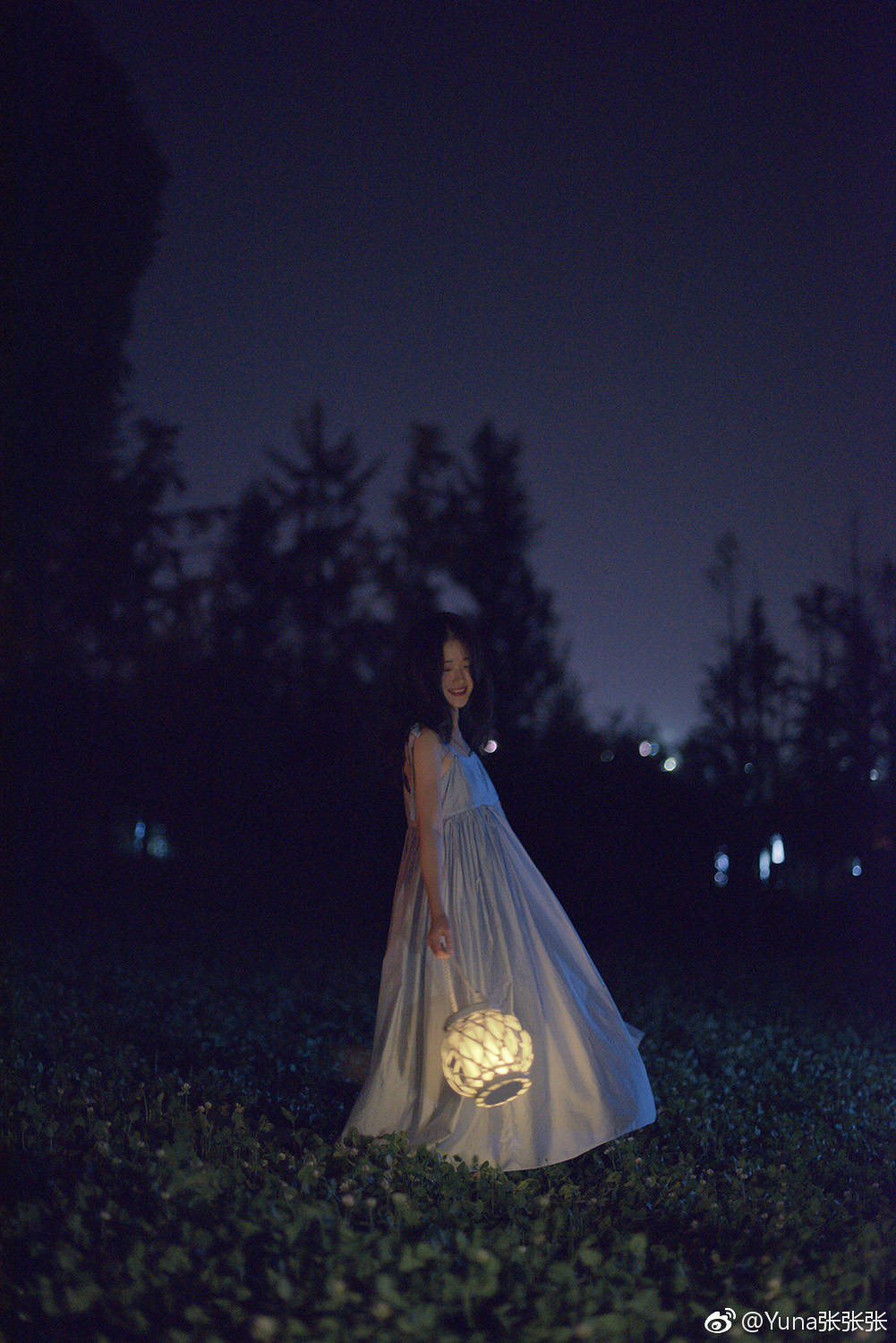 夜晚微凉风中，脸庞的温暖与你相伴