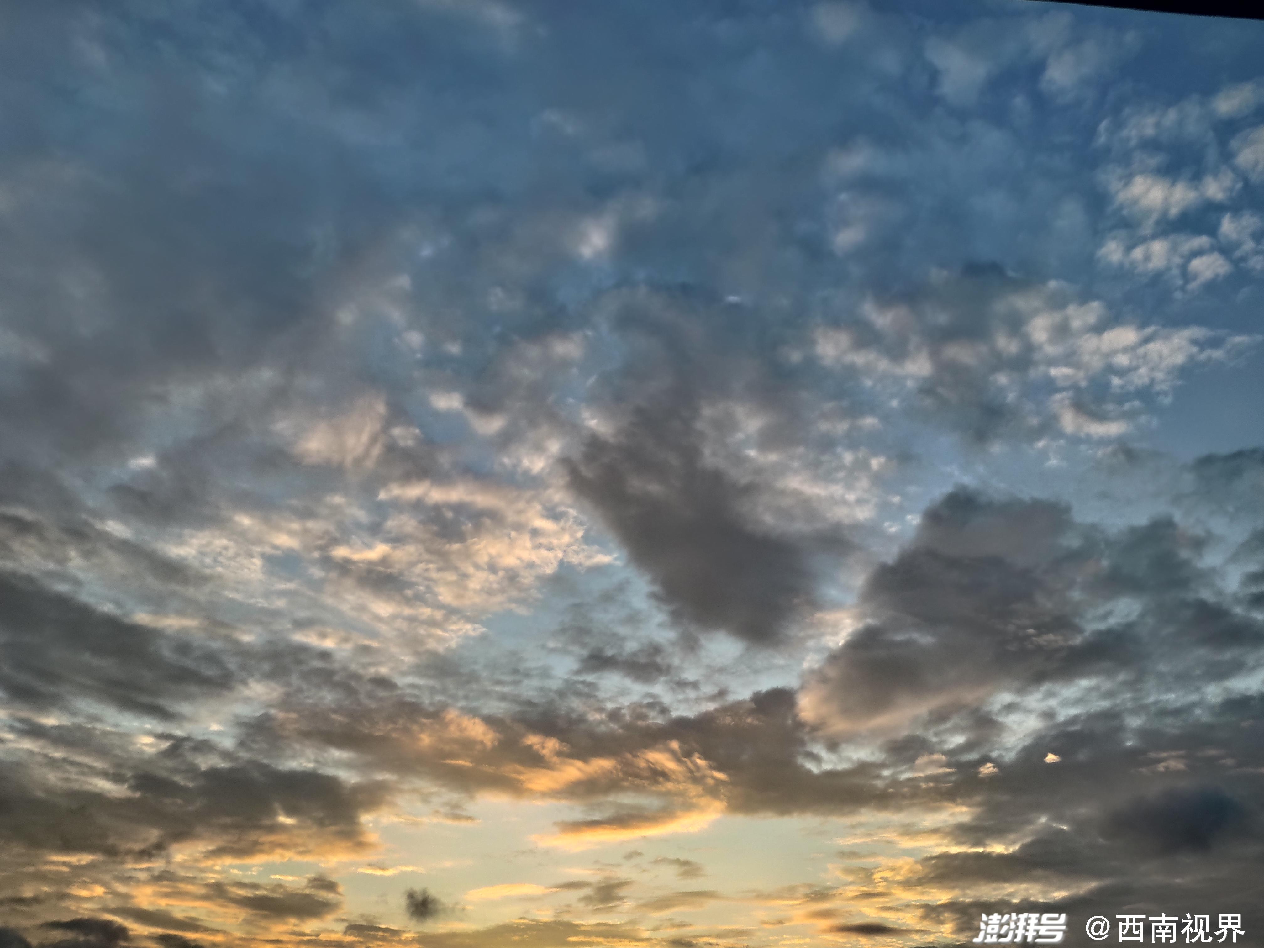 夏日黄昏的天空，绚烂色彩的诗篇