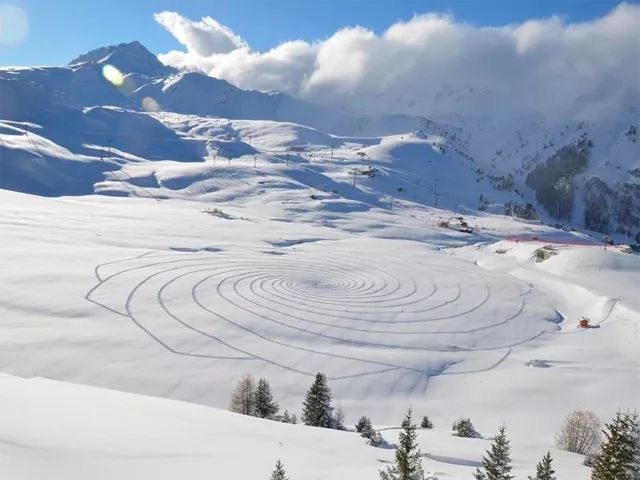 白雪皑皑的山脉，静谧与壮美的交融