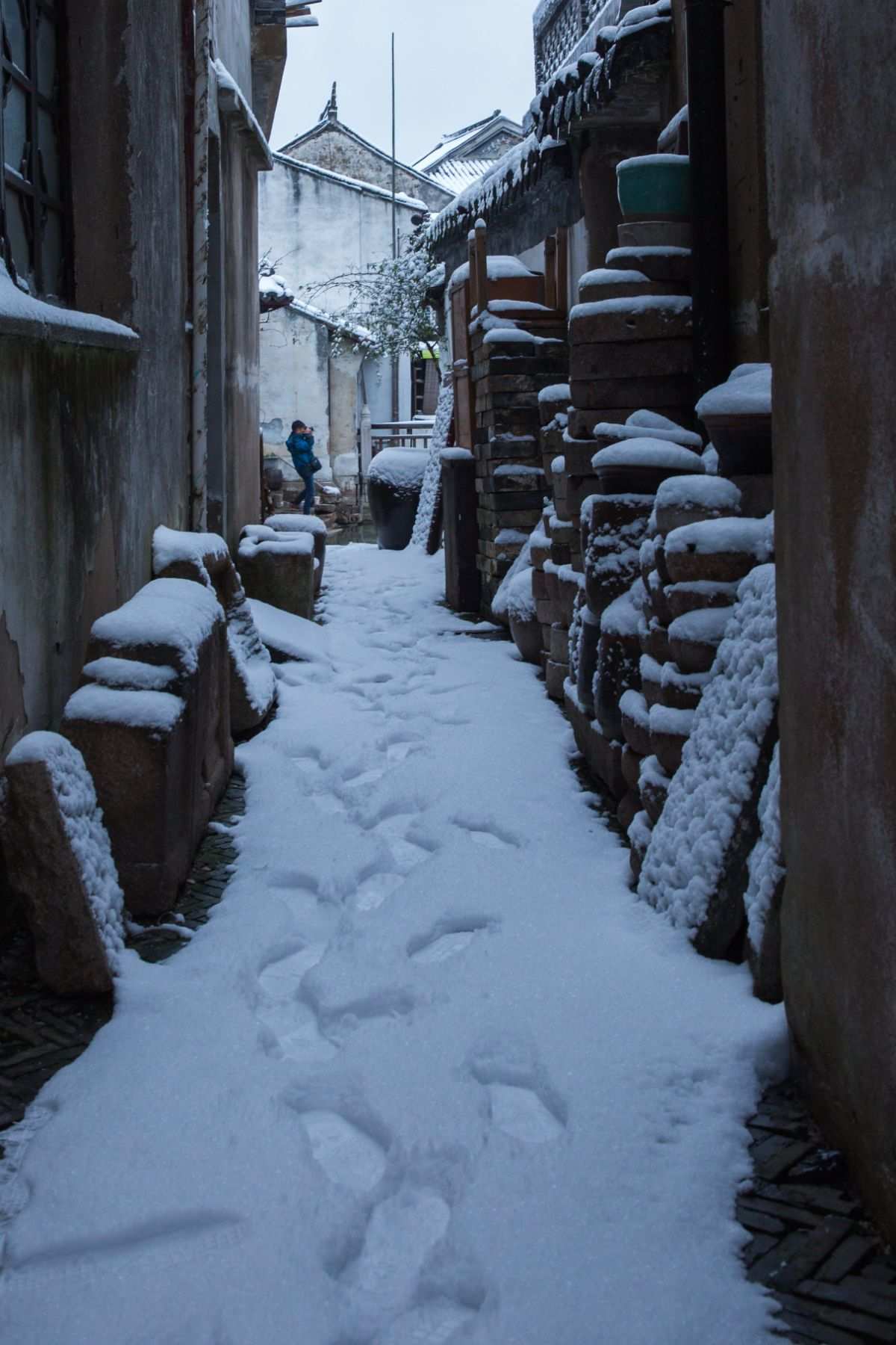 古老小镇雪舞诗意画卷