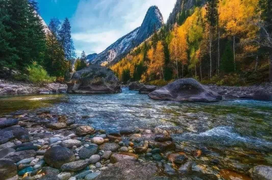 白云阳光下的壮美山巅画卷