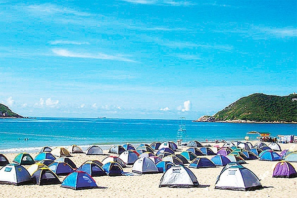 夏日沙滩，诗意沙粒的印记