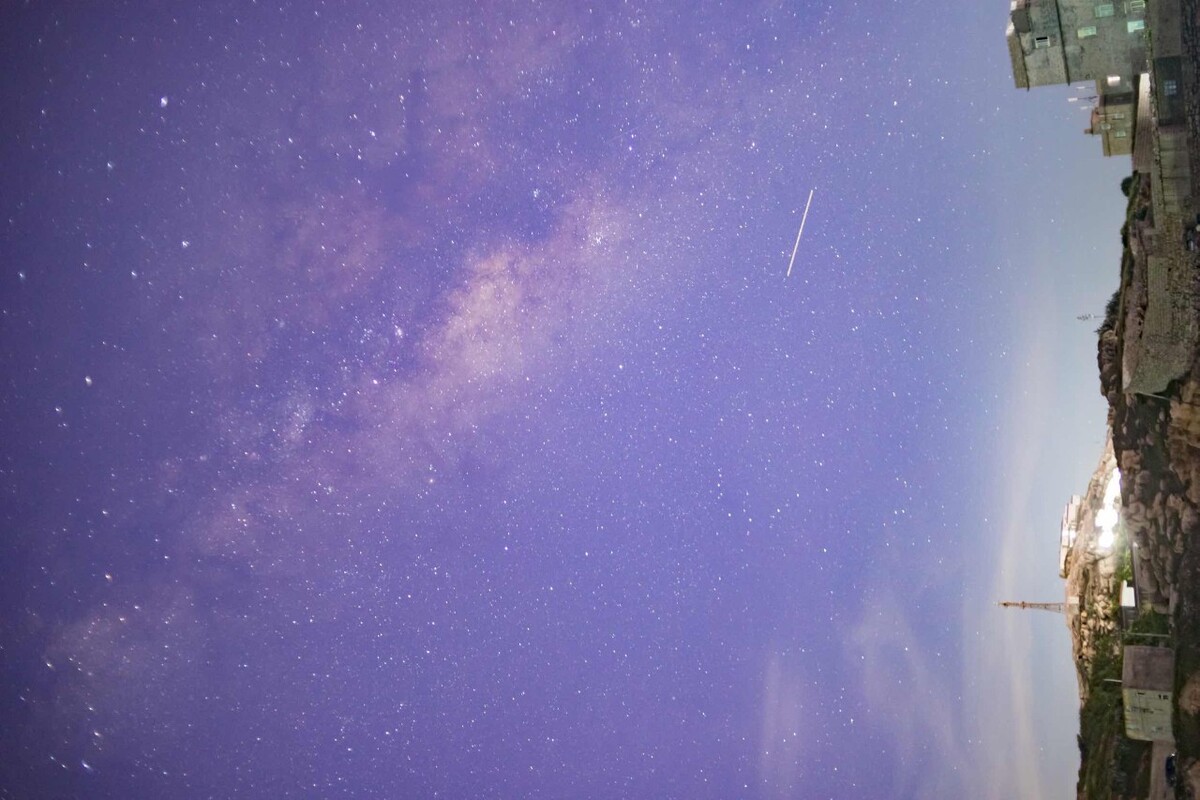 夏夜星空璀璨，流星诗意划过