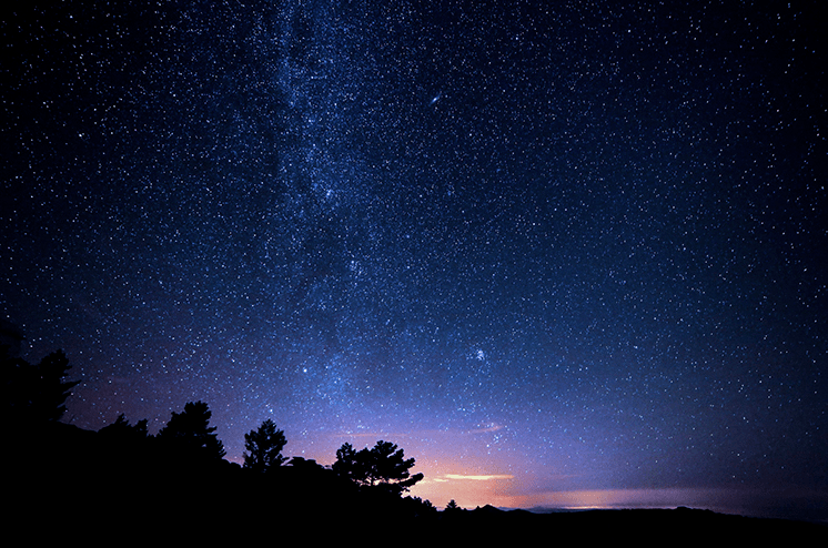 夏日长夜，星空璀璨，深邃夜空下的梦幻之旅