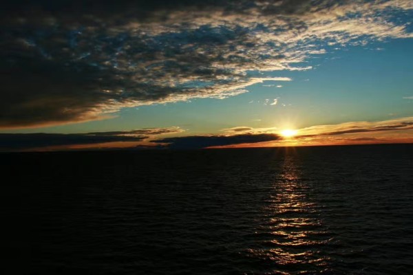 夕阳与海平线的交融之美，凝望远方的壮丽景色