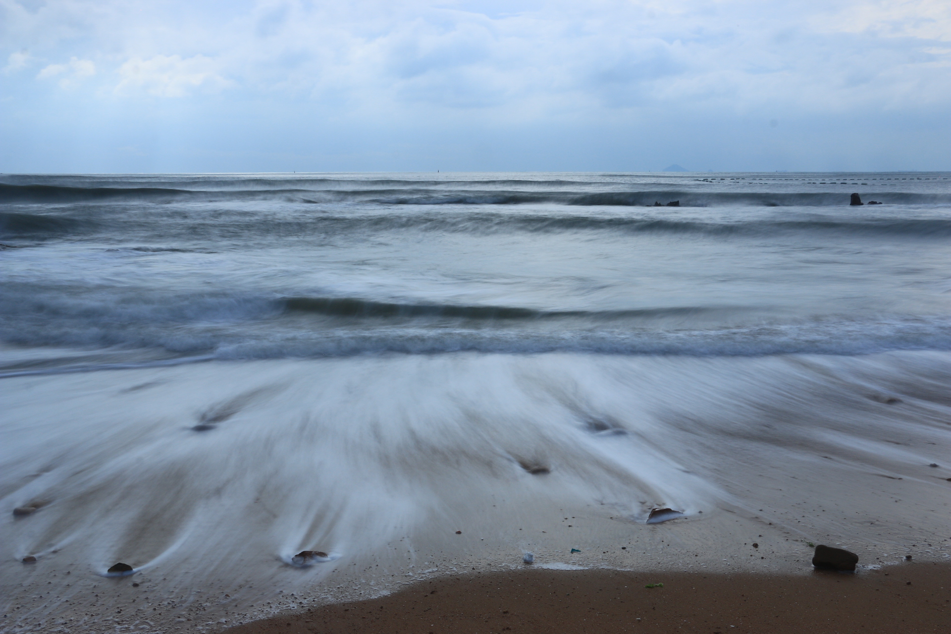 海边晨曦，海浪与沙滩的诗意交融画卷