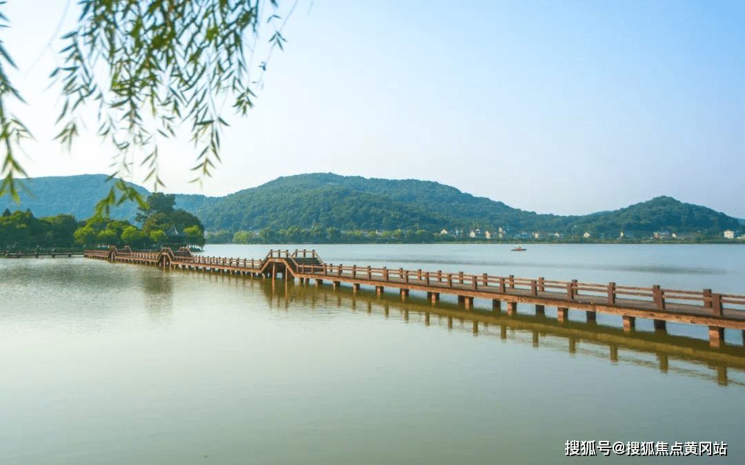 湖畔静候，时光之韵的宁静流转