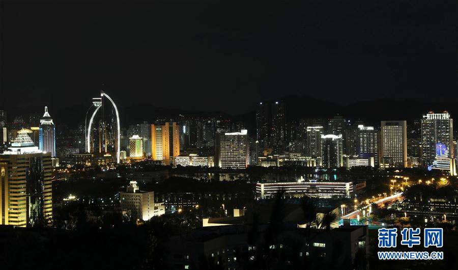 灯火辉煌街道的温馨夜晚