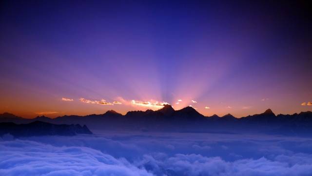 夕阳余晖下的天际画卷
