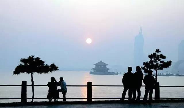 阳光午后，海滩上的温暖美景