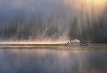 晨雾散去，青山绿水映湖景