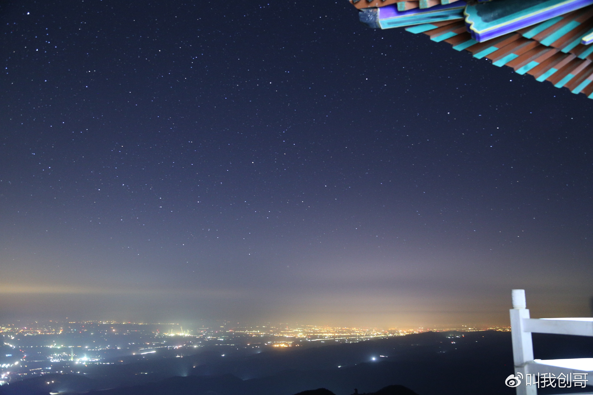夜晚城市，灯光与星空的华丽交响