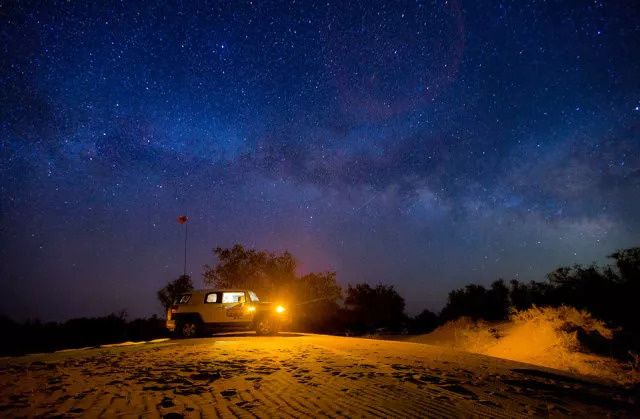 沙漠之夜，星空璀璨，月光柔情独特魅力