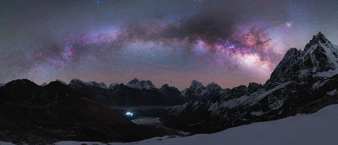 雪山之辉，阳光绘就的如画胜景