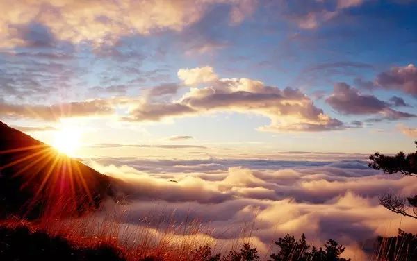 秋日晴空，湛蓝高悬，气爽清新