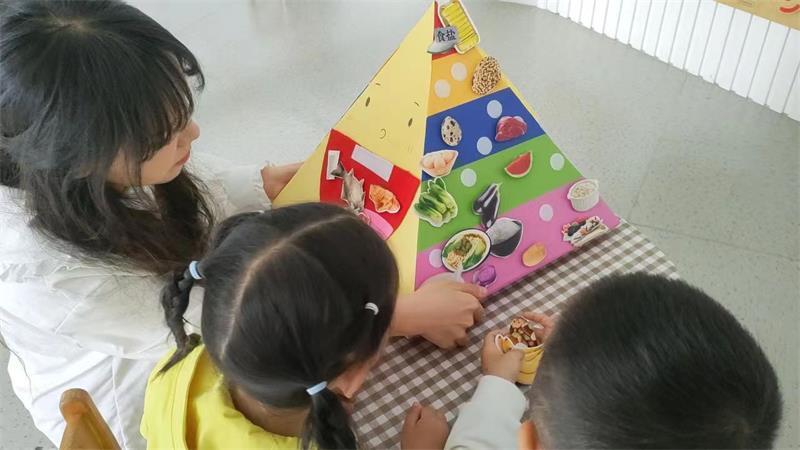 孩子通过玩具学习团队合作的技巧与乐趣