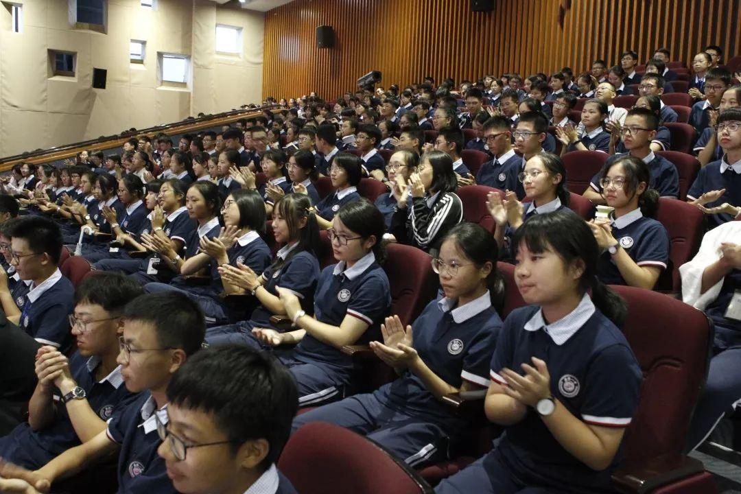 如何协助孩子掌握团队中的高效沟通技巧