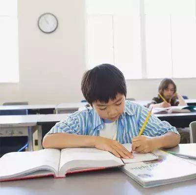 孩子通过观察学习社会互动之道